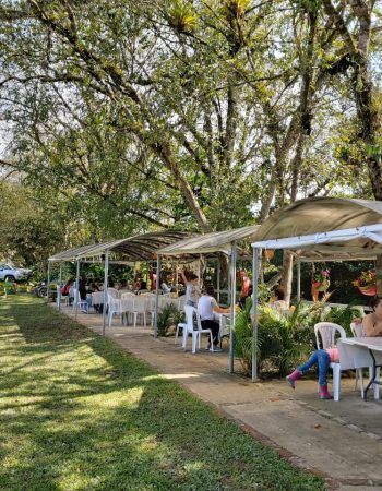 almorzando a orilla del río 001