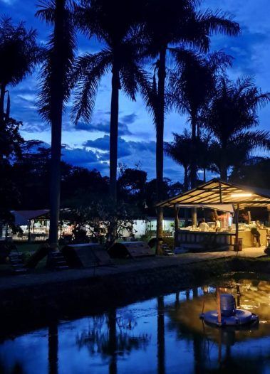 Restaurante Barbacoa en el Restaurante Finca Los Lagos en Togüí Boyacá con atardecer azul