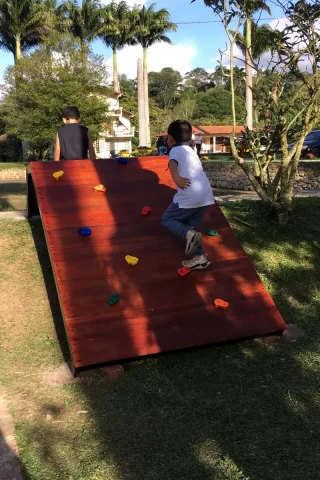 Muro de escalar para niños en la zona de juegos infantiles del restaurante Finca Los Lagos en Togüí Boyacá