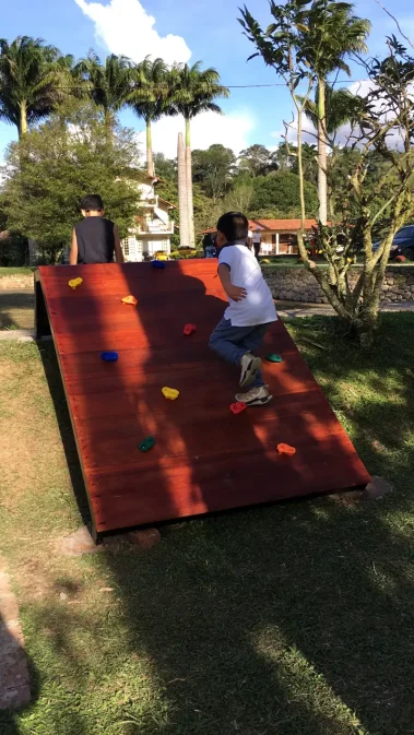Muro de escalar para niños en la zona de juegos infantiles del restaurante Finca Los Lagos en Togüí Boyacá
