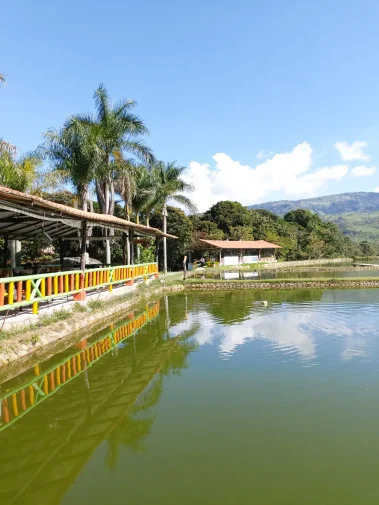 lagos de cultivo de mojarra y kiosco barbacoa en el restaurante finca los lagos en Togui en Boyaca