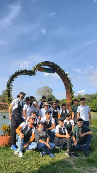 Los trabajadores en el gran Corazón del Restaurante Finca Los Lagos en Togüí Boyacá